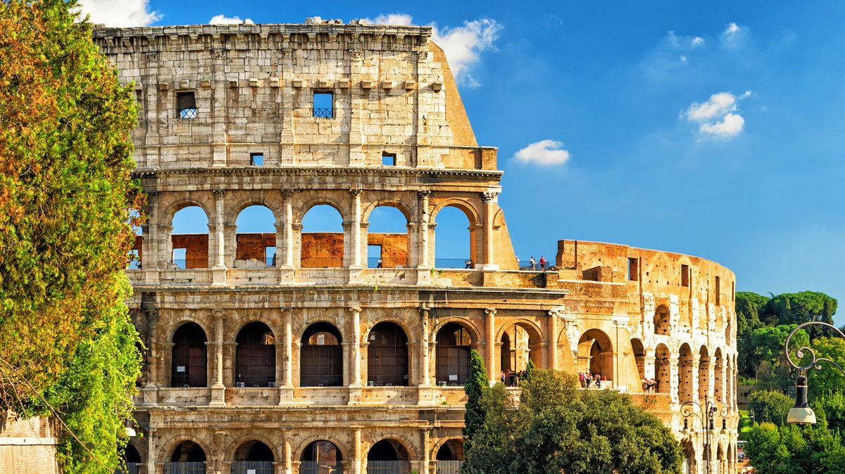 Koloseum znovu terčem vandala. Tentokrát ho poničila švýcarská turistka